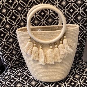 Small Woven Bucket Handbag w/ tassels